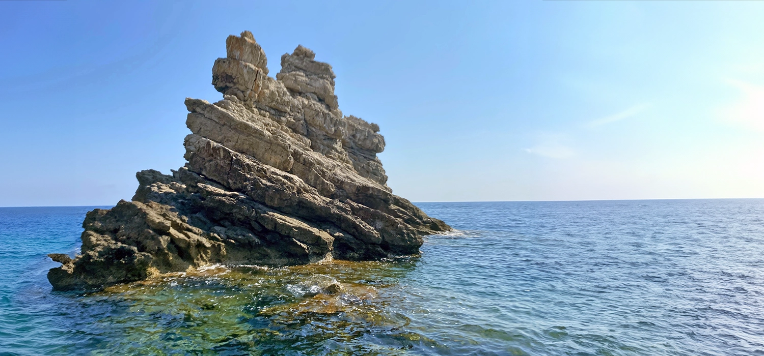 Formazione rocciosa tufacea a mare